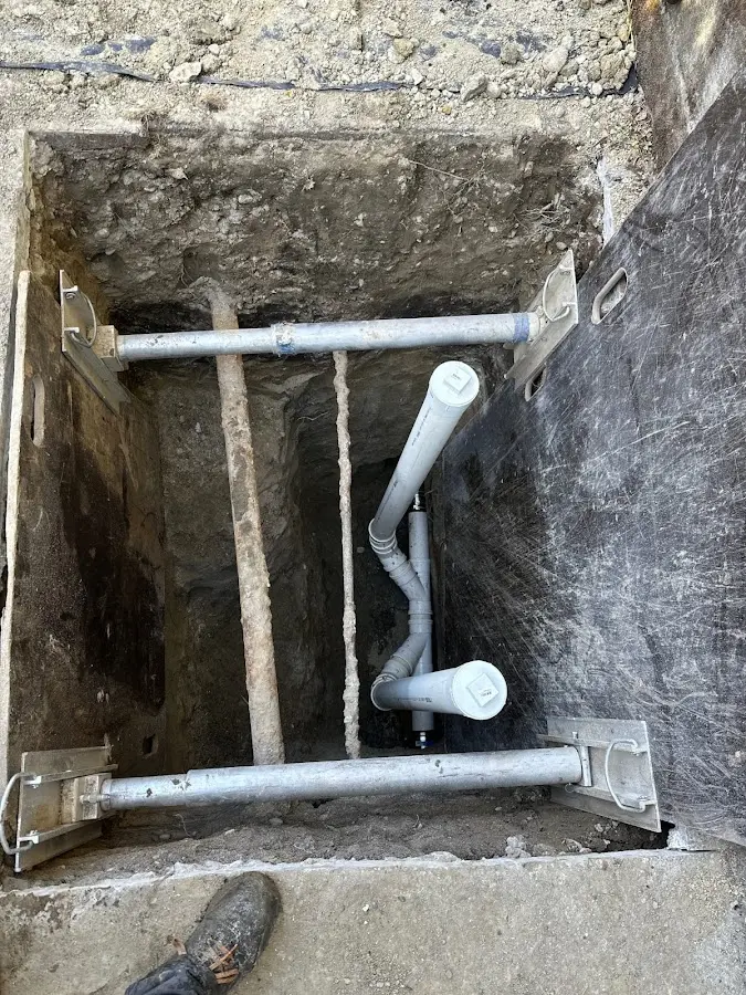Experienced plumber completing Gas Line Repair work in Country Club Estates